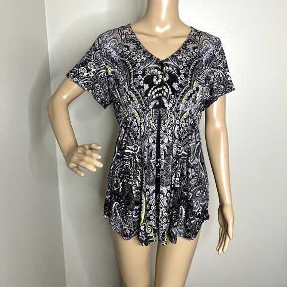 World Unity Patterned Lace Back Top - Picture 1 of 8